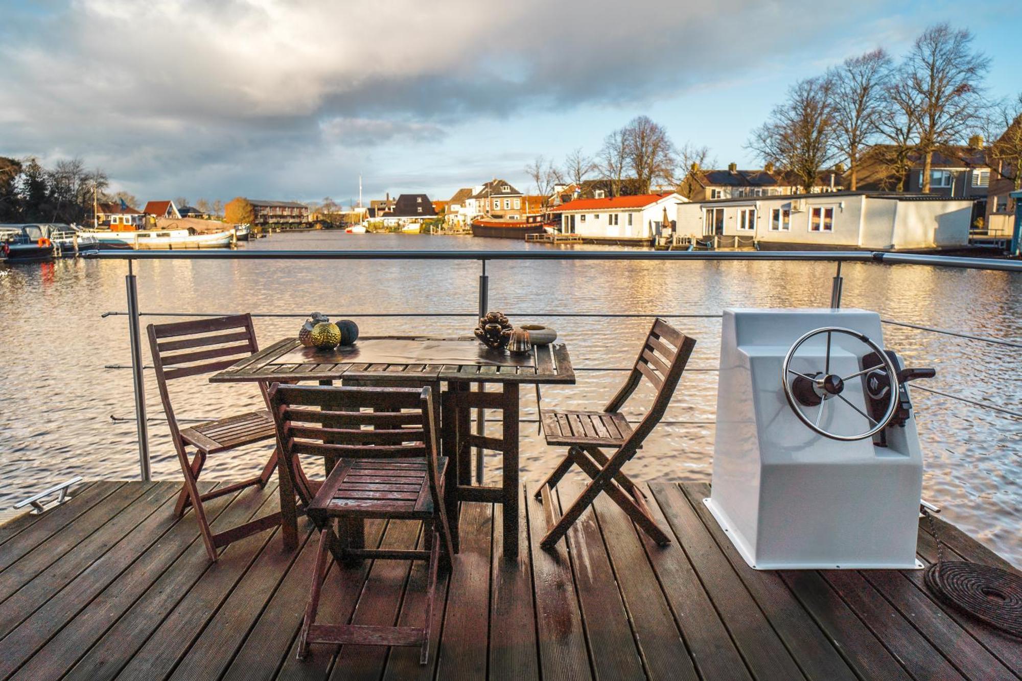 Cozzy Houseboat Near Giethoorn Apartment *